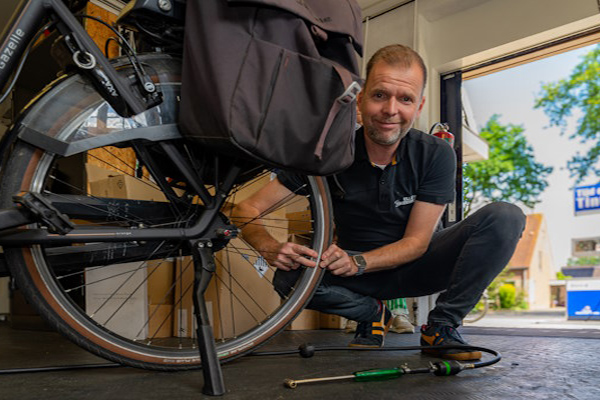 Martijn Ellerie aan het werk in de werkplaats