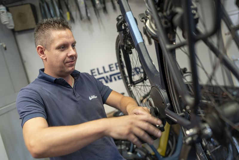 Een man aan het werk aan een fiets